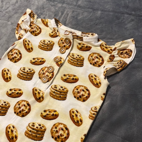 Posh Peanut Chip 12/18 Mnth Ruffle Butt Cap Sleeve Romper Milk and Cookies - Picture 3 of 13